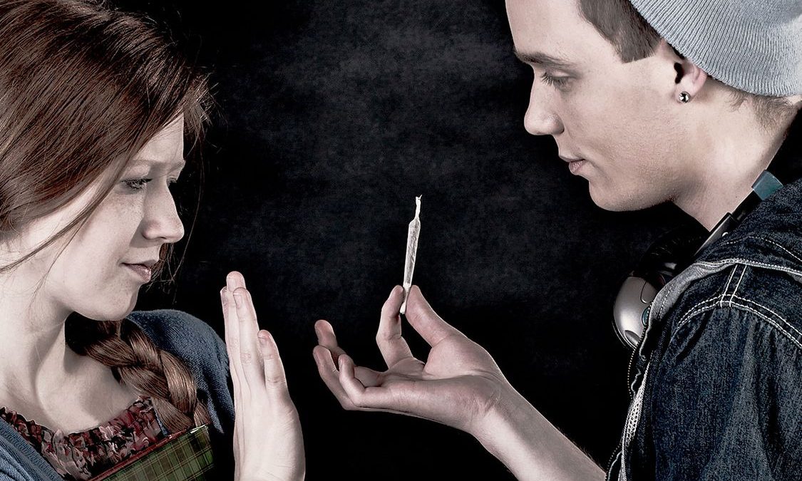 Nastoletnie dziewczęta są bardziej narażone na negatywny wpływ marihuany niż chłopcy
